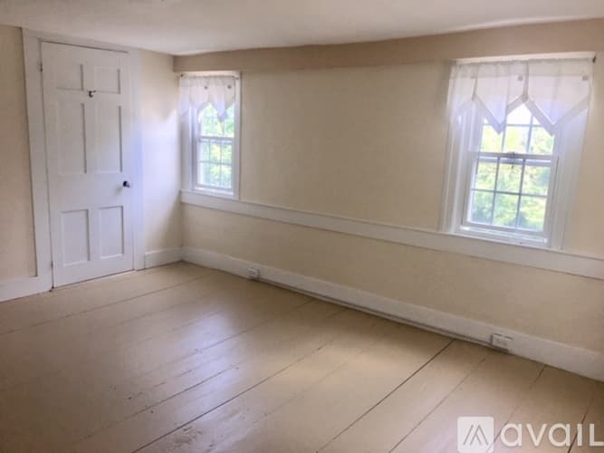 Strafford House: 162 First Crown Point Rd