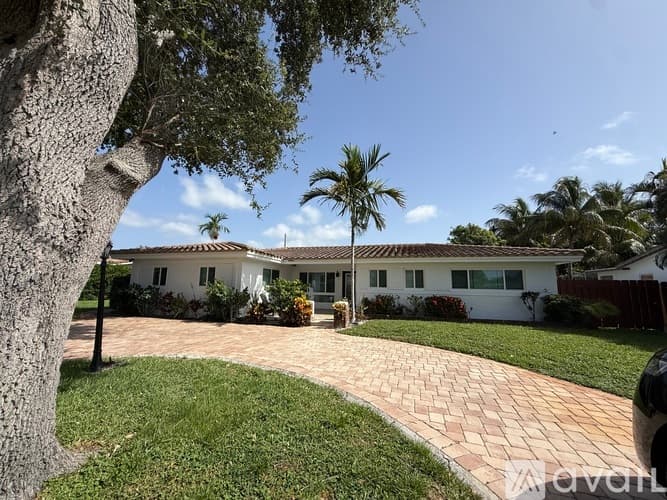 Lighthouse Point House: 2071 NE 27th St