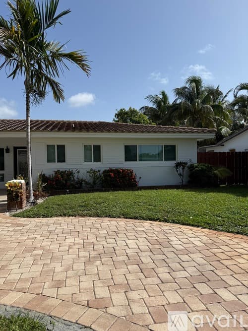Lighthouse Point House: 2071 NE 27th St