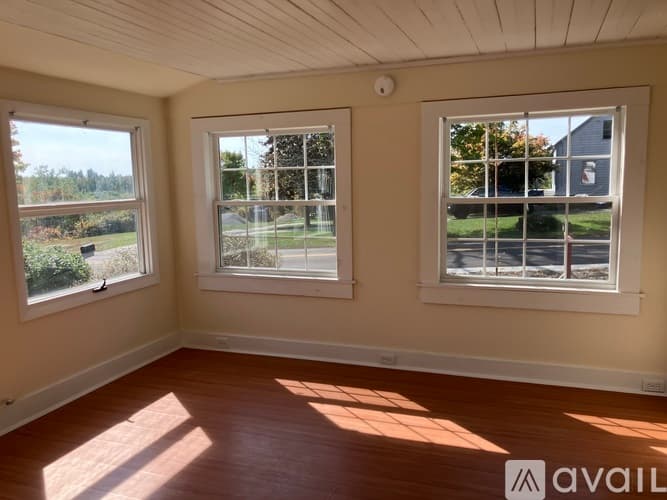 Strafford House: 162 First Crown Point Rd