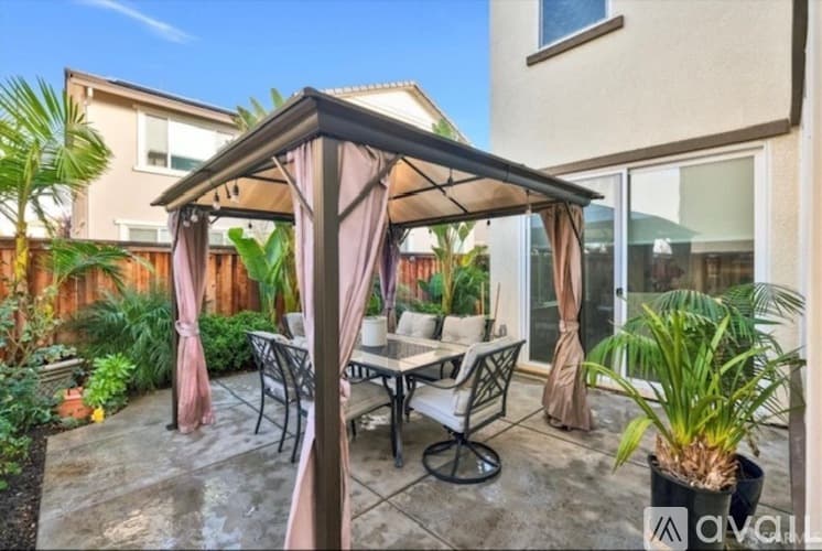 Brentwood House: 245 Sespe Creek Avenue