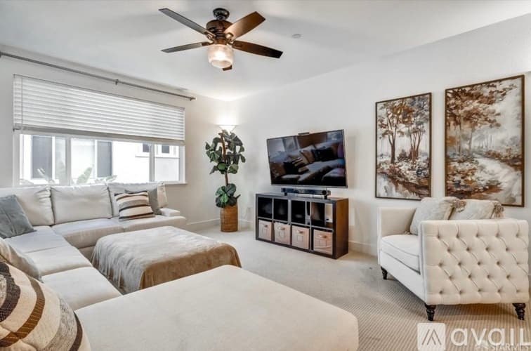 Brentwood House: 245 Sespe Creek Avenue