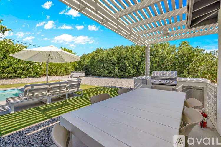 Palm Springs House: 2357 N Viminal Rd