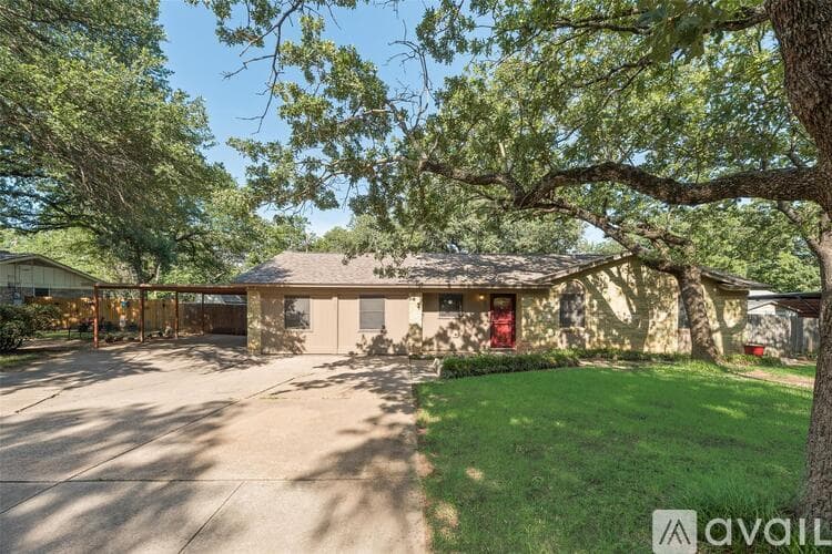 North Richland Hills House: 7100 Lowery Lane
