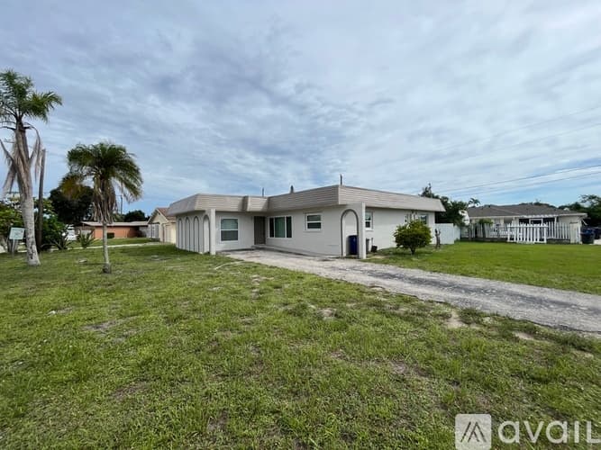 Fort Myers House: 18198 Adams Cir