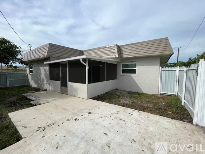 Fort Myers House: 18198 Adams Cir