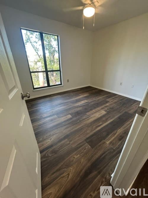 Columbia Condo: 207 Weddell St