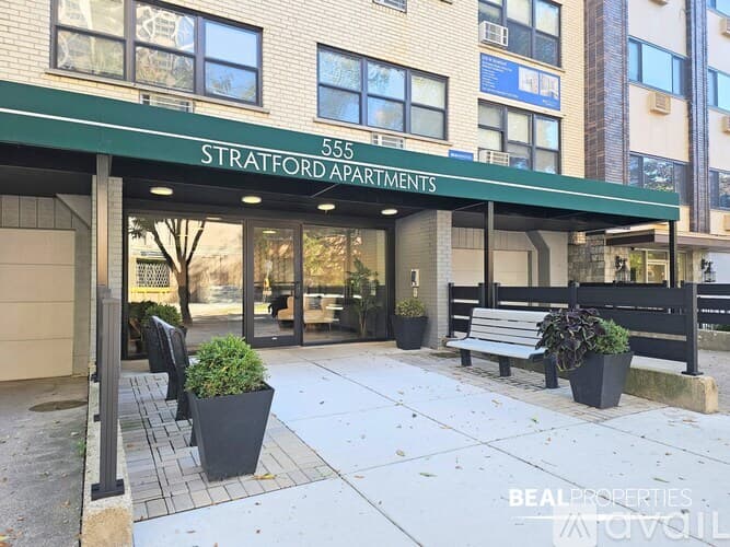 Chicago Condo: 555 W Stratford Pl