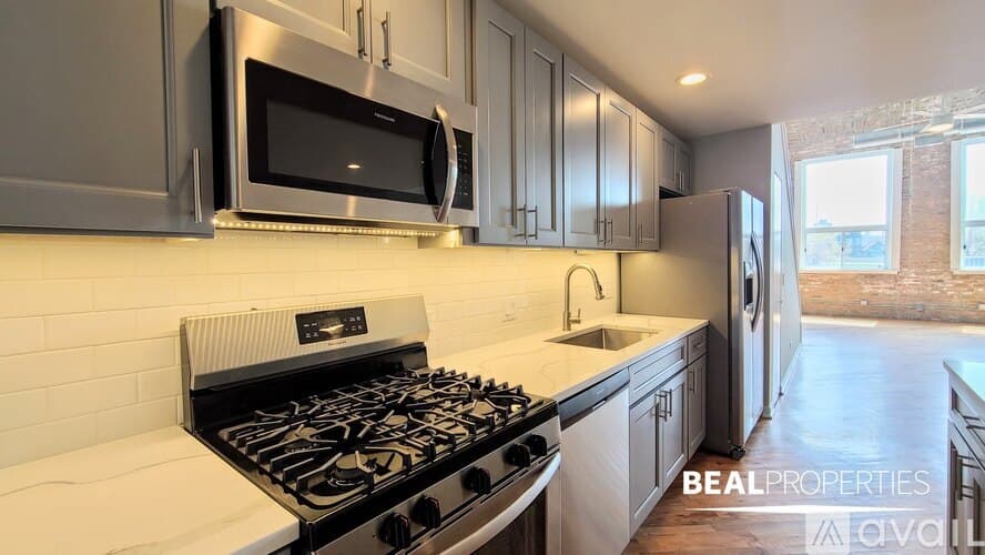 Chicago Apartment: 2320 N Damen Ave