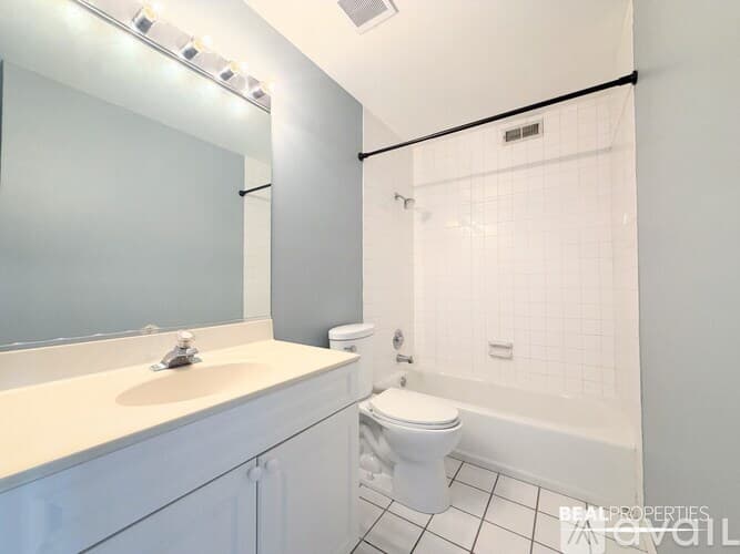 Chicago Apartment: 2320 N Damen Ave
