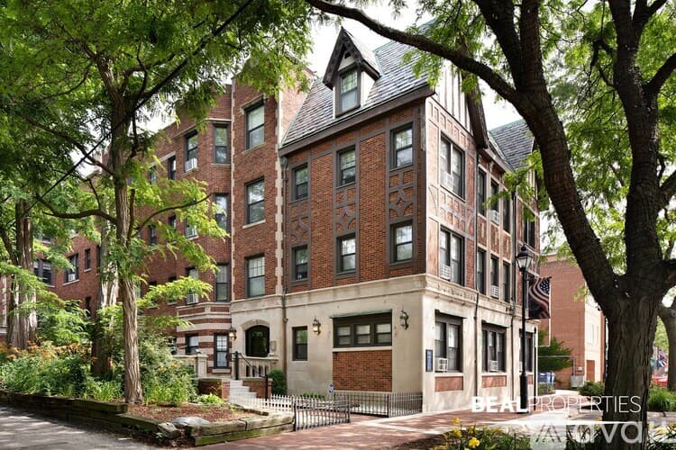 Glencoe Condo: 373 Hazel Ave