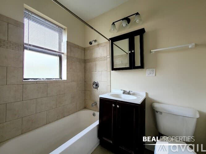 Chicago Apartment: 3720 N Pine Grove Ave