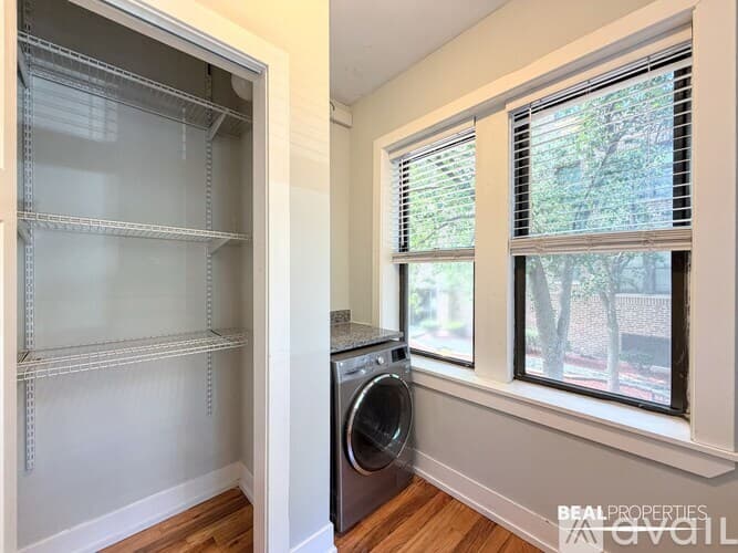 Chicago Apartment: 3720 N Pine Grove Ave
