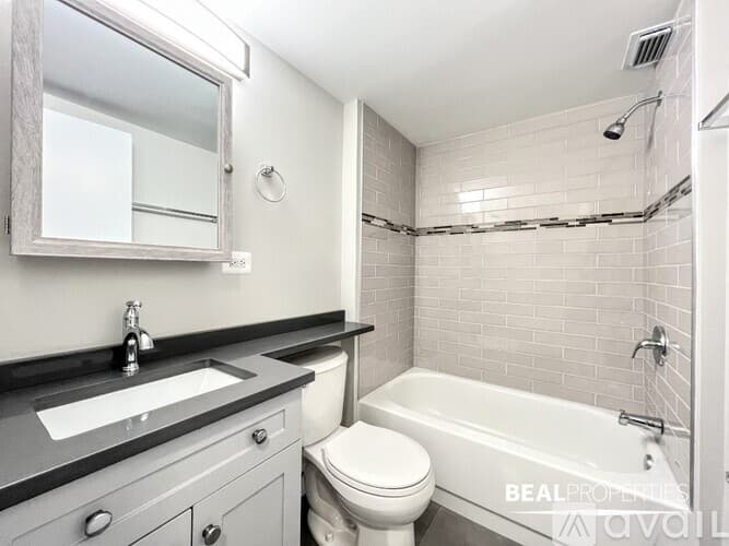 Chicago Condo: 445 W Wellington Ave