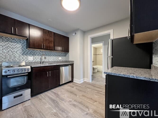 Chicago Condo: 445 W Wellington Ave