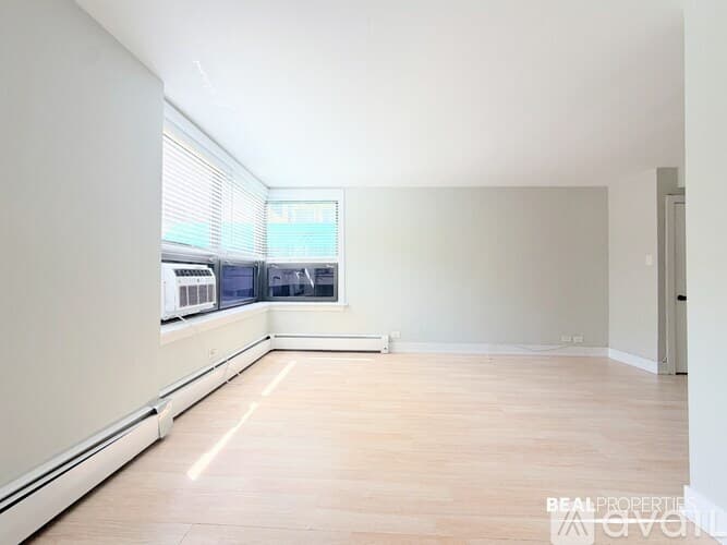 Chicago Condo: 445 W Wellington Ave