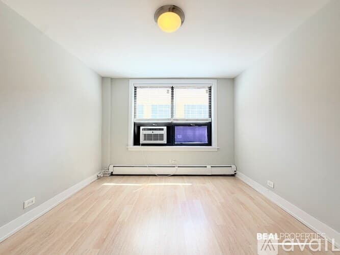 Chicago Condo: 445 W Wellington Ave