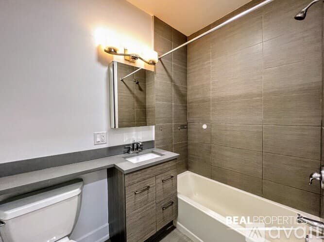Winnetka Condo: 811 Elm St