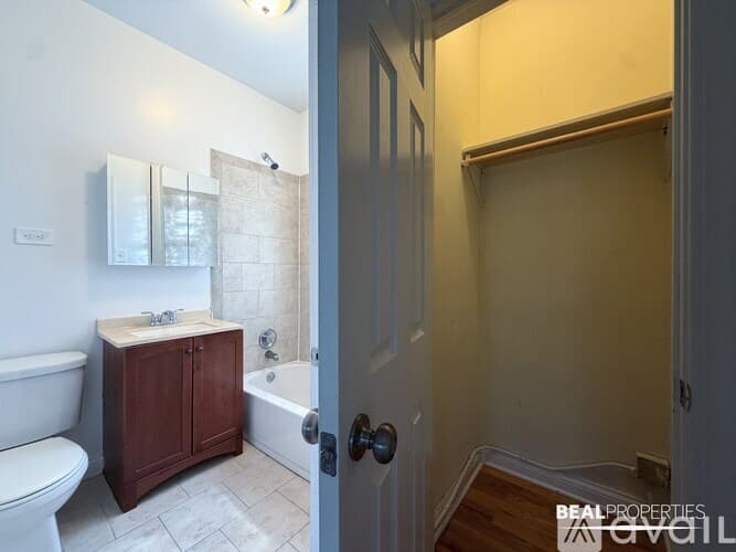 Chicago Condo: 628 W Barry Ave