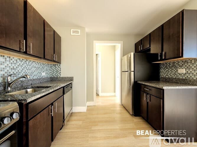Chicago Condo: 445 W Wellington Ave