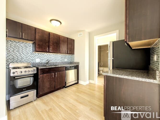 Chicago Condo: 445 W Wellington Ave