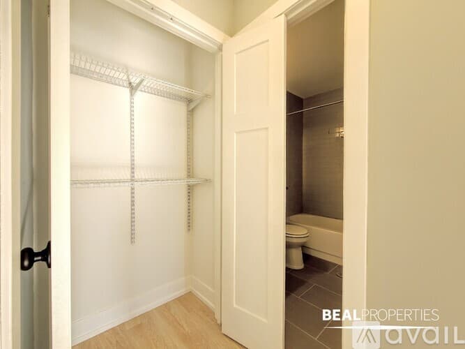 Chicago Condo: 445 W Wellington Ave