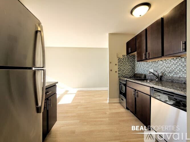 Chicago Condo: 445 W Wellington Ave