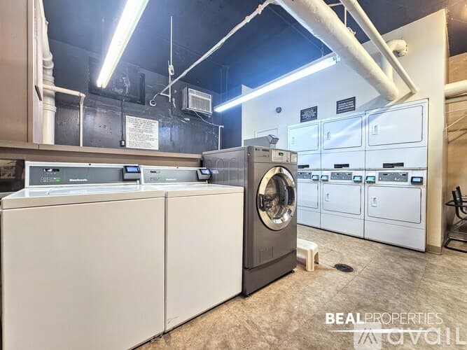 Chicago Condo: 445 W Wellington Ave