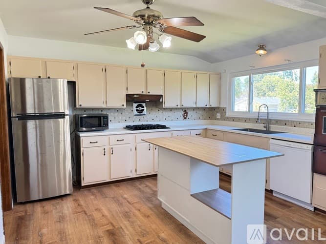 Ballwin House: 1211 Fieldhurst Drive