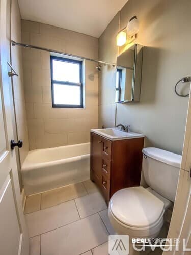 Chicago Apartment: 4038 N Ashland Ave