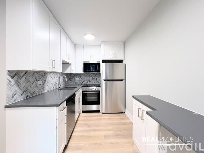 Chicago Apartment: 452 W Oakdale Ave