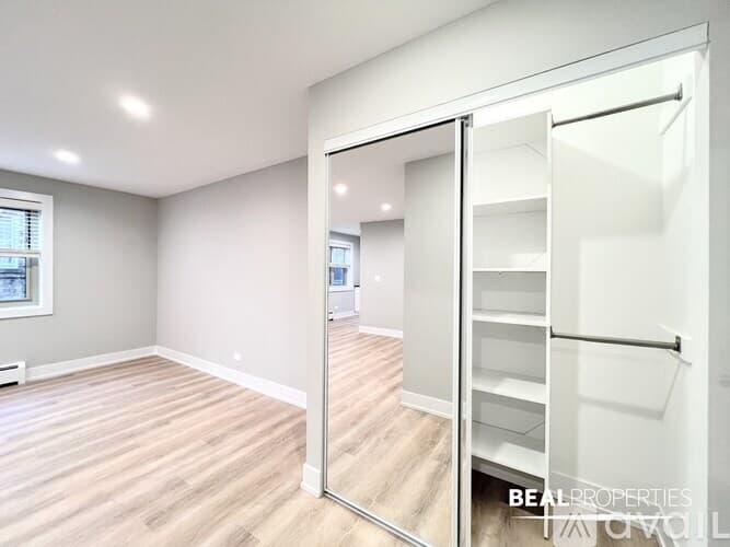 Chicago Apartment: 452 W Oakdale Ave
