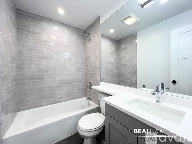 Chicago Apartment: 452 W Oakdale Ave