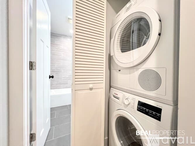 Chicago Apartment: 452 W Oakdale Ave