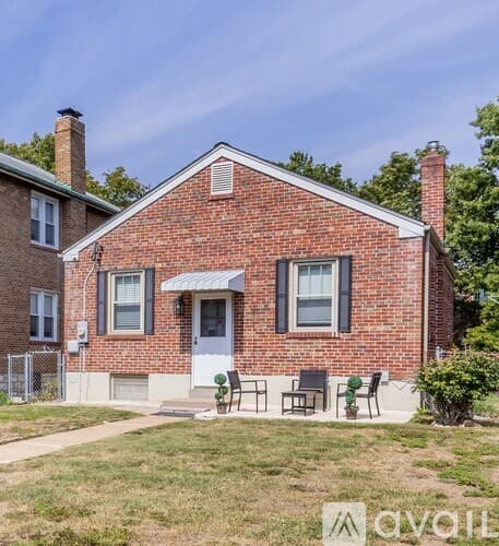 St. Louis House: 4974 Potomac St