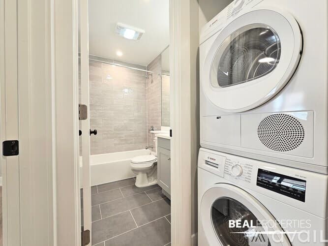 Chicago Condo: 452 W Oakdale Ave