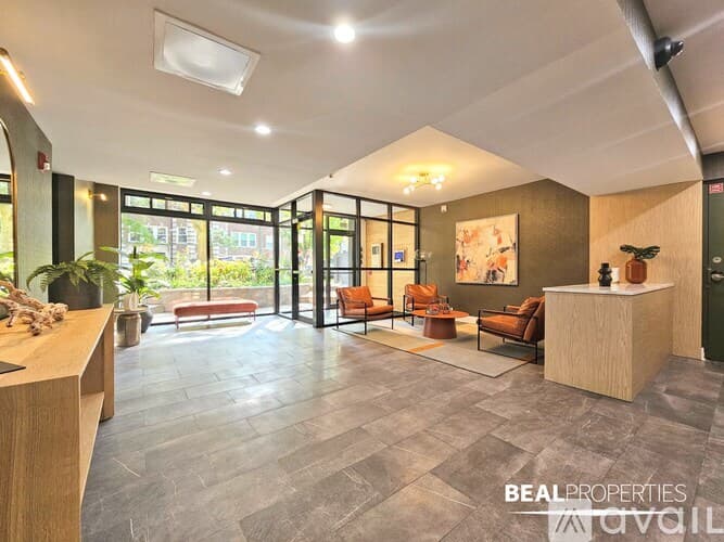 Chicago Condo: 452 W Oakdale Ave