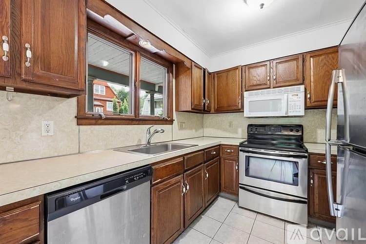 Springfield House: 77 Firglade Avenue