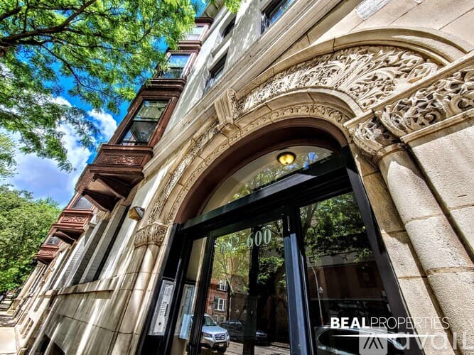 Chicago Condo: 600 W Surf St