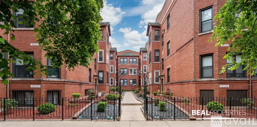 Chicago Condo: 4421 N Wolcott Ave