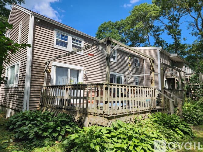 Mashpee House: 24 Fawn Road
