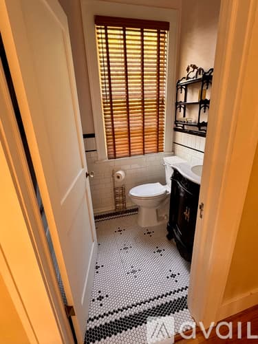 Savannah House: 617 E 50th St