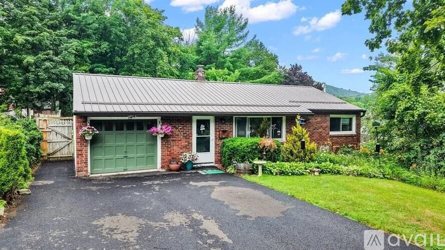 Vestal House: 1004 Ford Rd
