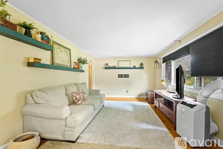 Vestal House: 1004 Ford Rd