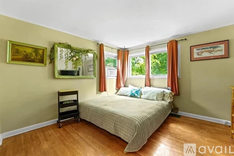 Vestal House: 1004 Ford Rd