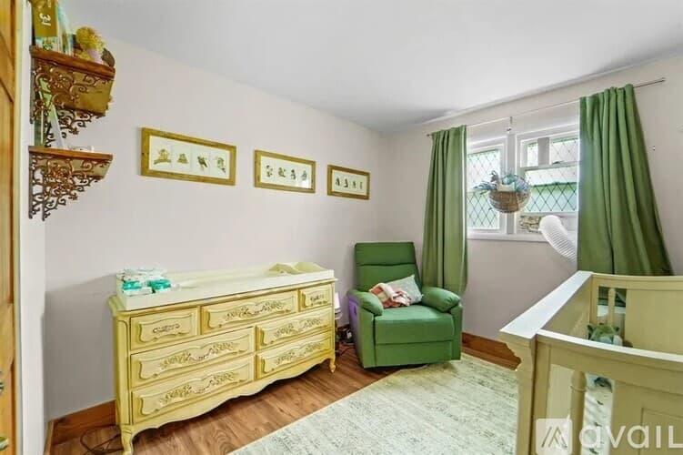 Vestal House: 1004 Ford Rd