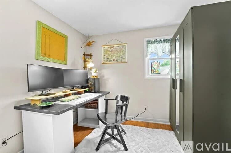 Vestal House: 1004 Ford Rd