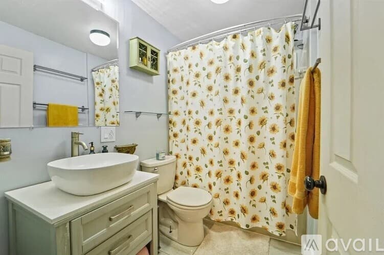 Vestal House: 1004 Ford Rd