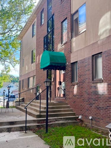 Newport Apartment: 142 Van Zandt Ave