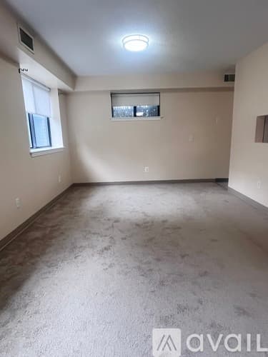 Newport Apartment: 142 Van Zandt Ave